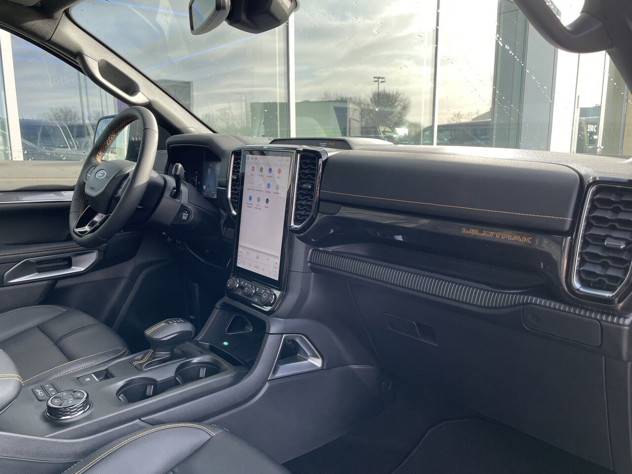 Zdjęcie pojazdu wewnątrz i na zewnątrz