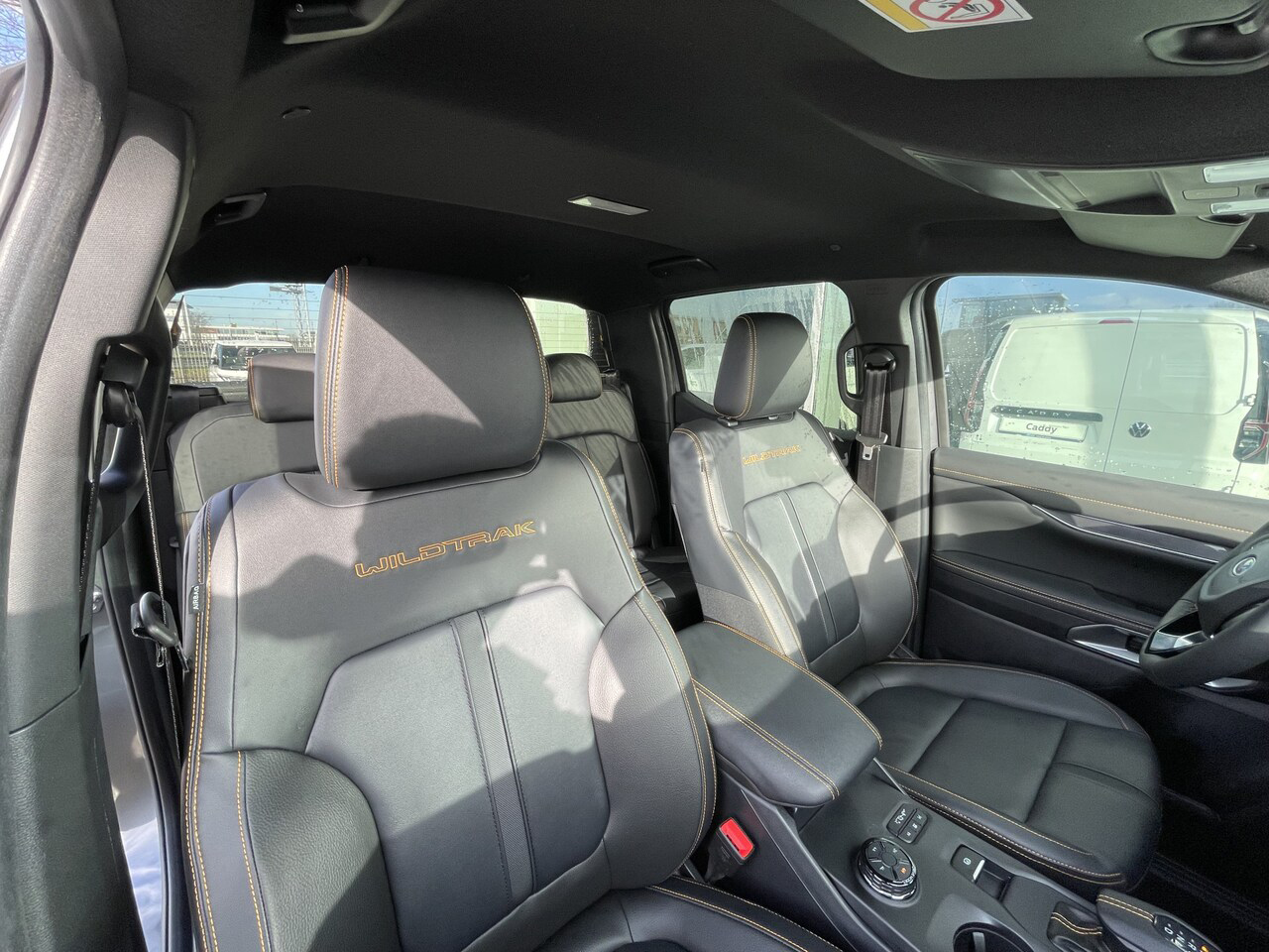 Zdjęcie pojazdu wewnątrz i na zewnątrz