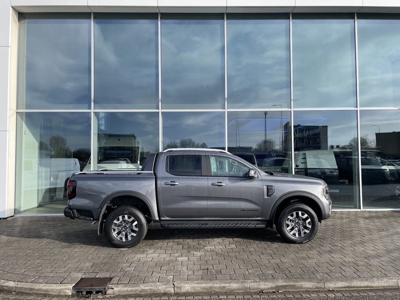 Zdjęcie pojazdu wewnątrz i na zewnątrz