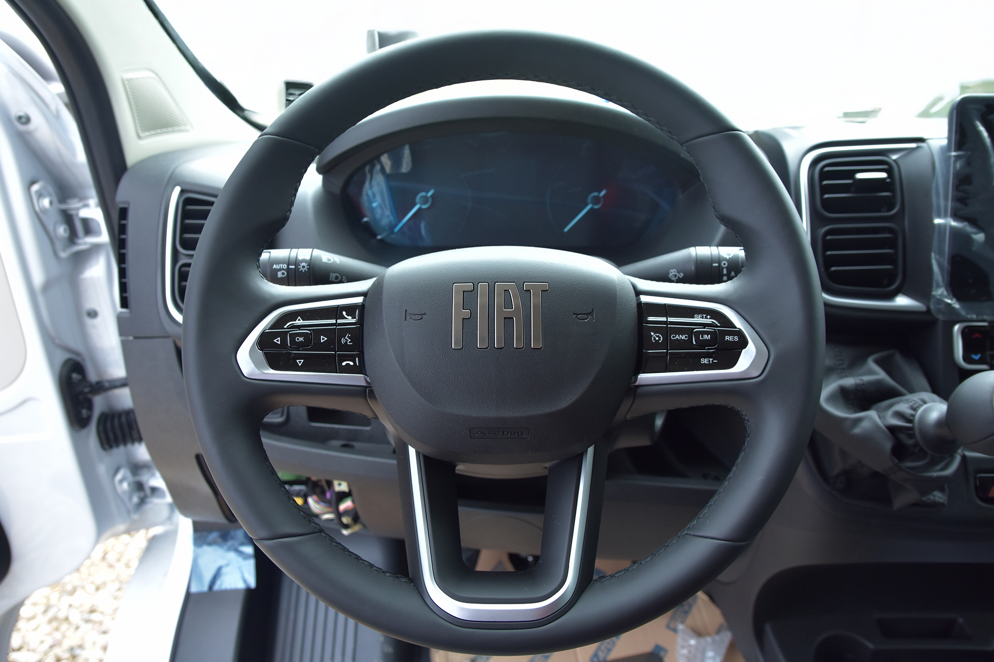 Zdjęcie pojazdu wewnątrz i na zewnątrz