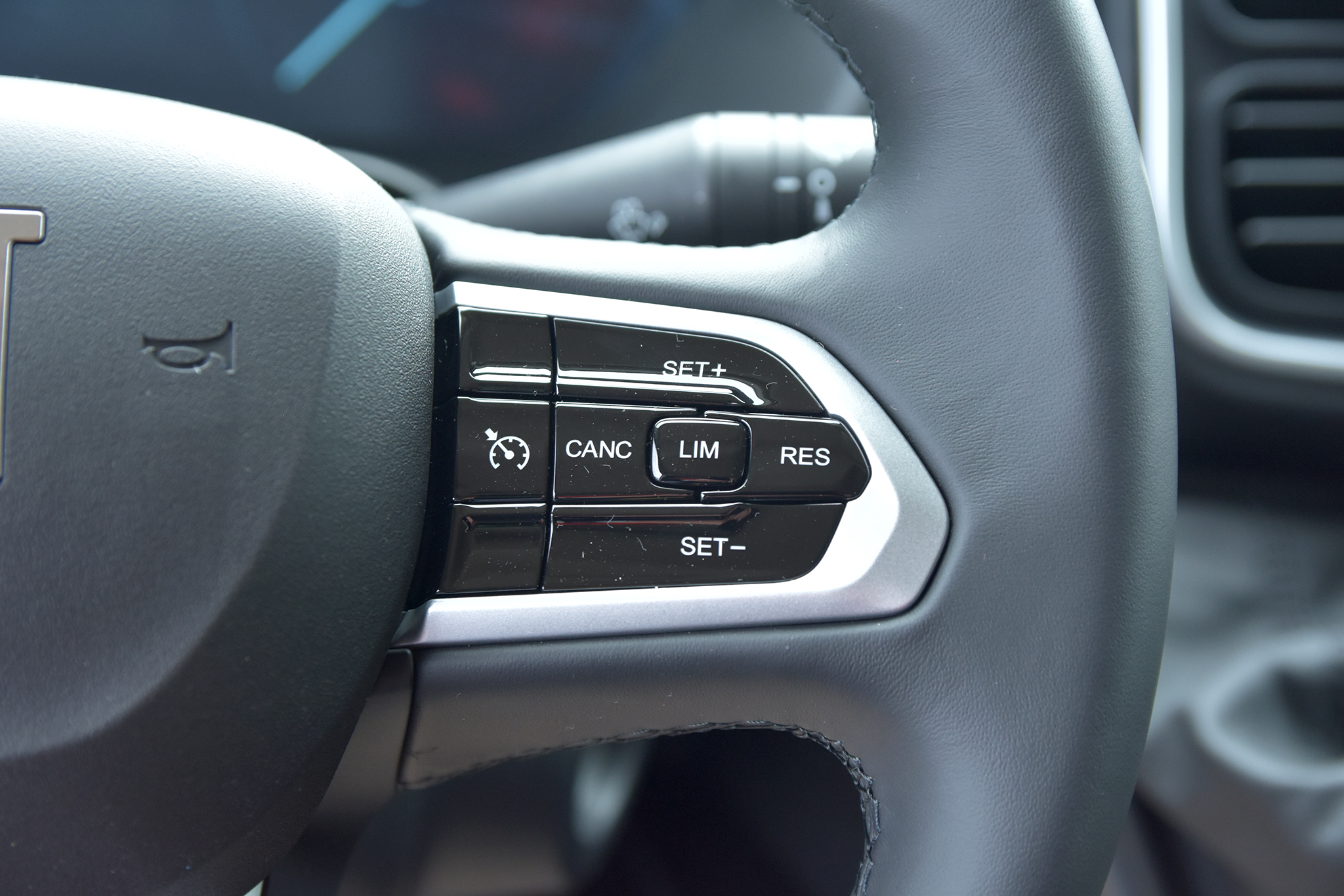 Zdjęcie pojazdu wewnątrz i na zewnątrz