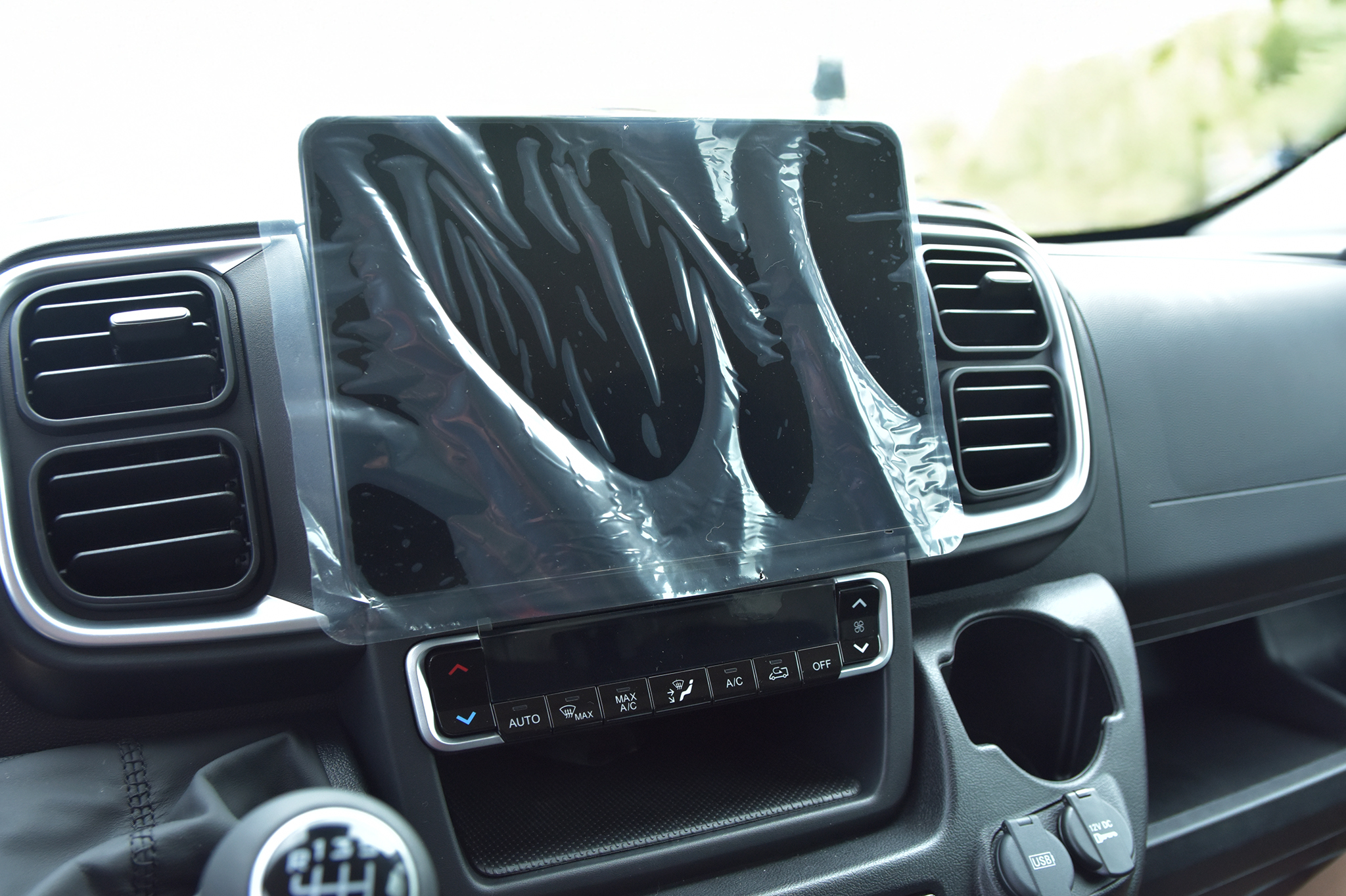 Zdjęcie pojazdu wewnątrz i na zewnątrz