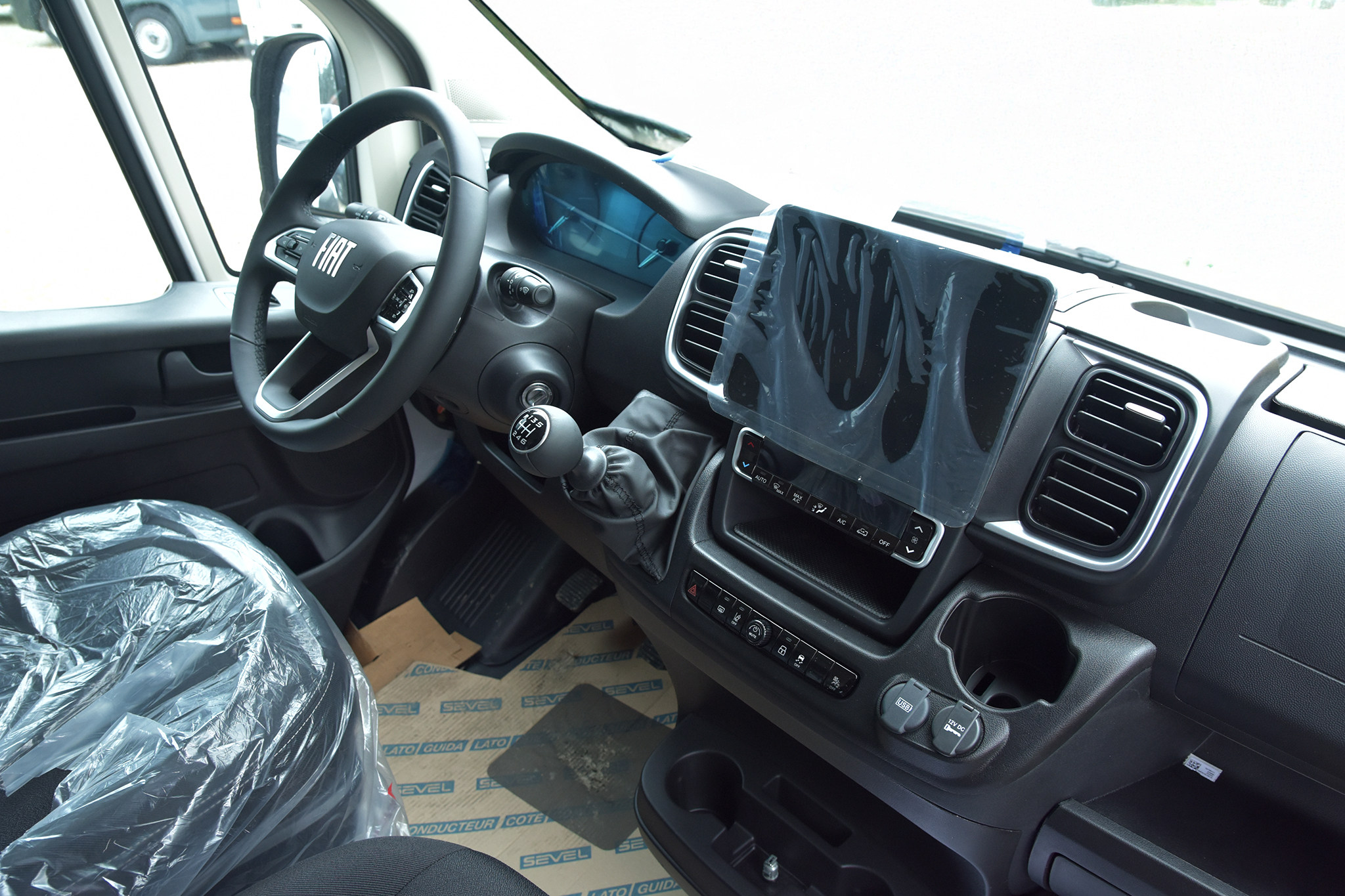 Zdjęcie pojazdu wewnątrz i na zewnątrz