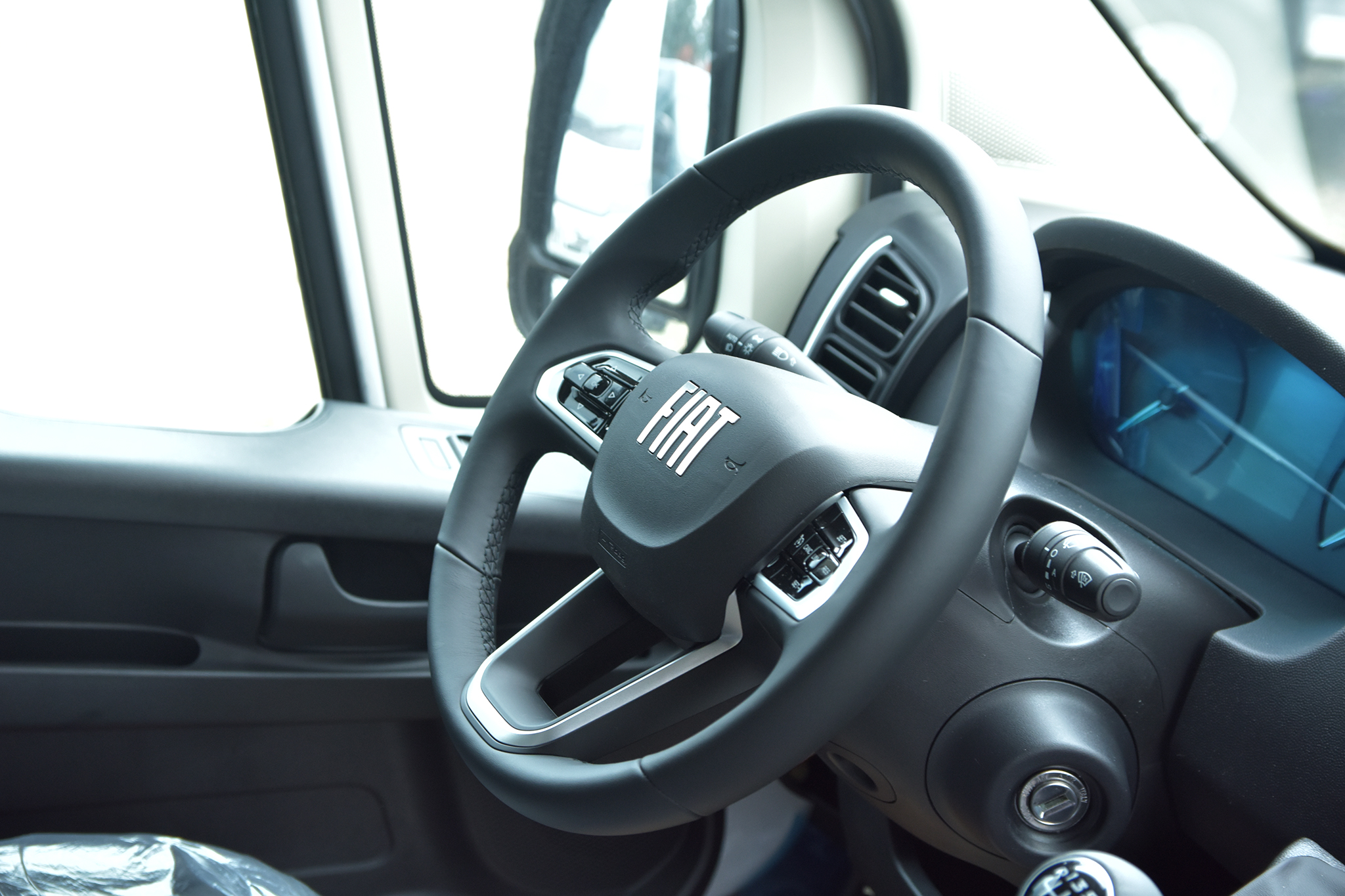 Zdjęcie pojazdu wewnątrz i na zewnątrz