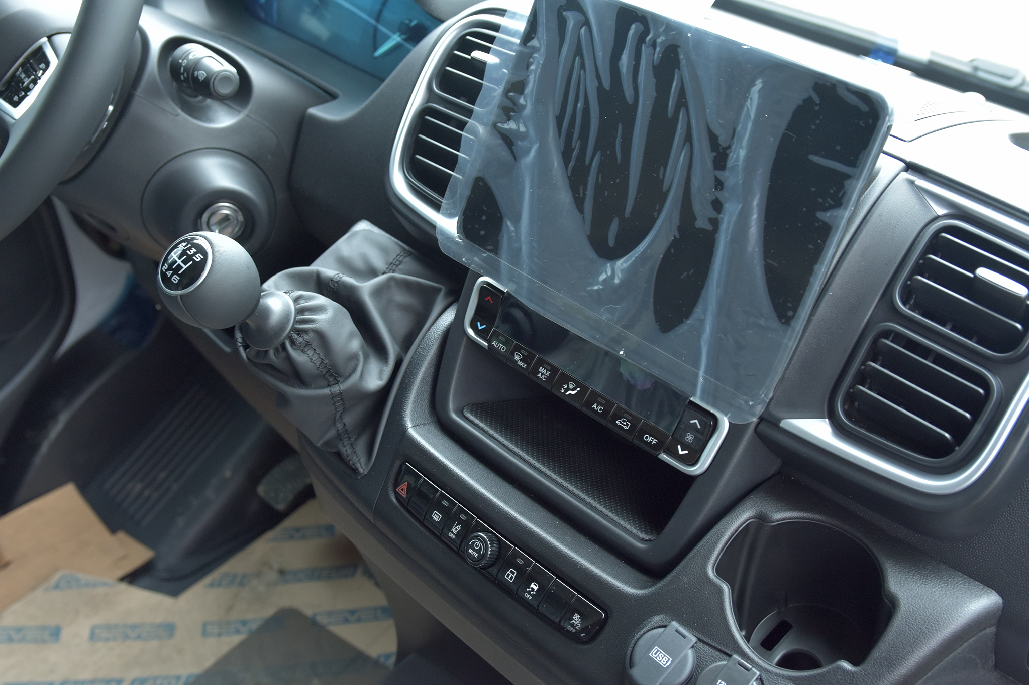 Zdjęcie pojazdu wewnątrz i na zewnątrz